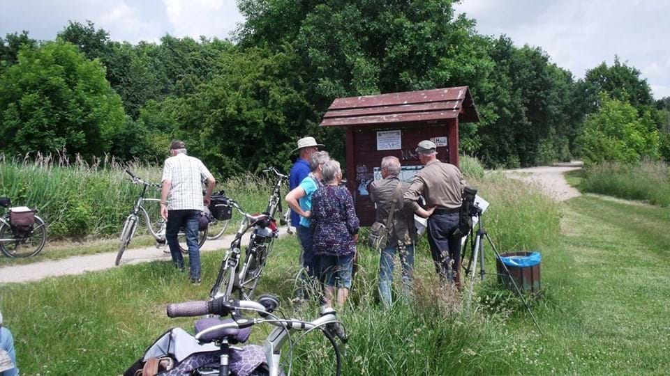 Mensen en fietsen bij een informatiepunt in Oost-Duitsland