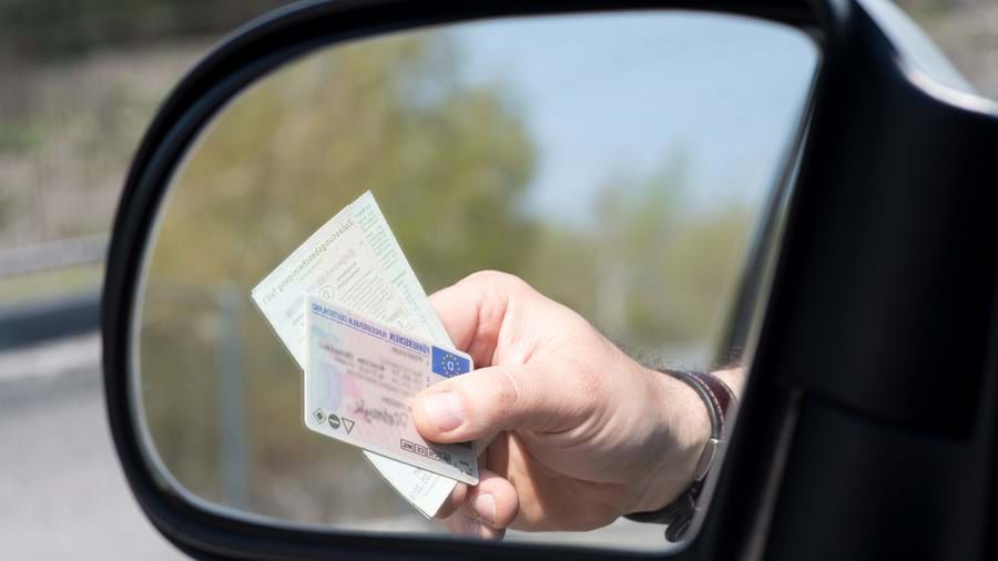 rijbewijs gezien door buitenspiegel