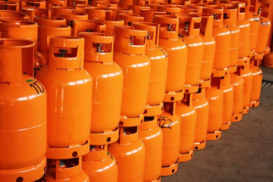 Voorraad oranje gasflessen voor gebruik in de camper