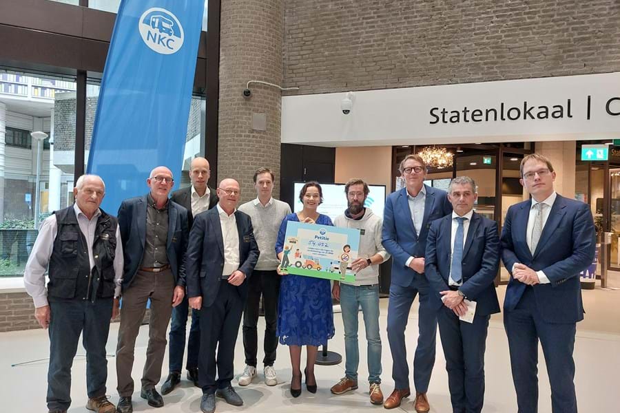 NKC biedt petitie wegenbelasting aan