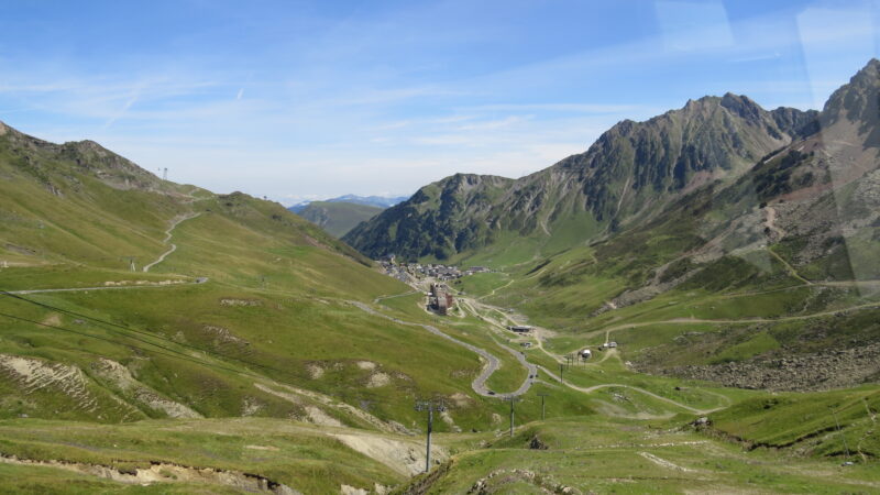 pyreneeën-dal-weg-bergen-groen