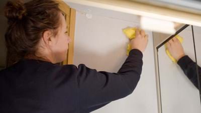 reinigen en ontvetten badkamerwand