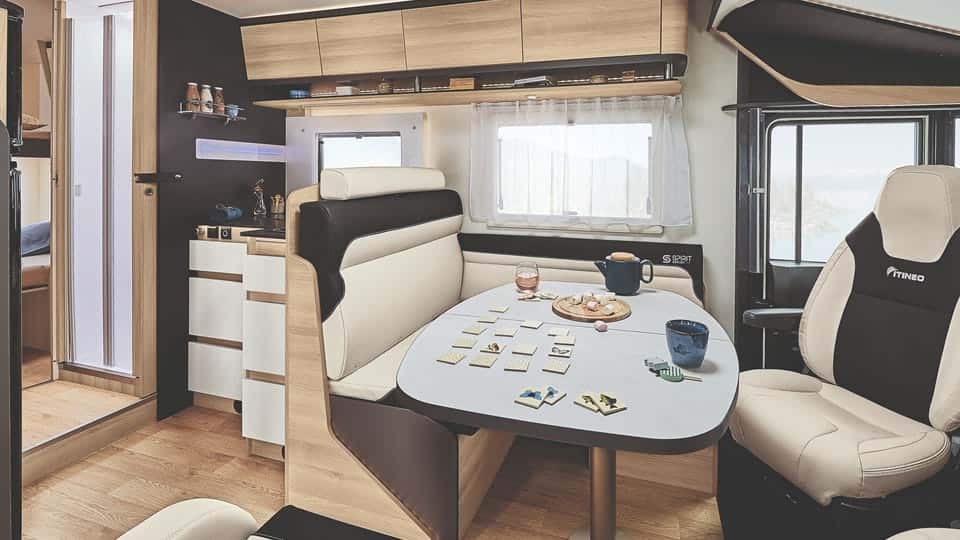 Itineo Famili SB740: integraalcamper met kinderkamer - zithoek