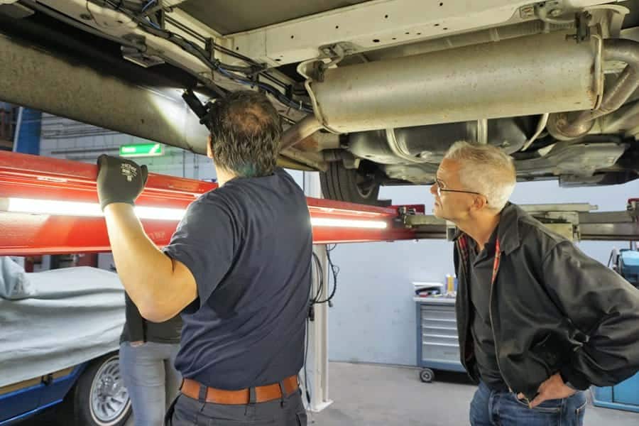 Inspectie van camperschade met camper op de brug