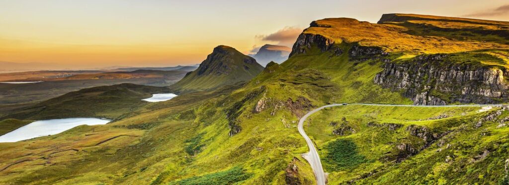 schotland-kastelen-header_istock-schotland-skye-bergen-hooglanden-meer-zonsopkomst-reisgids-2018