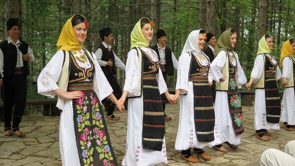 Dansende mannen en vrouwen in de Balkan