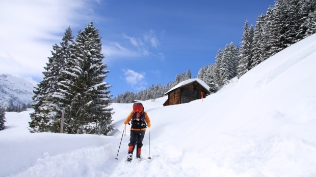 de sneeuw in met de camper