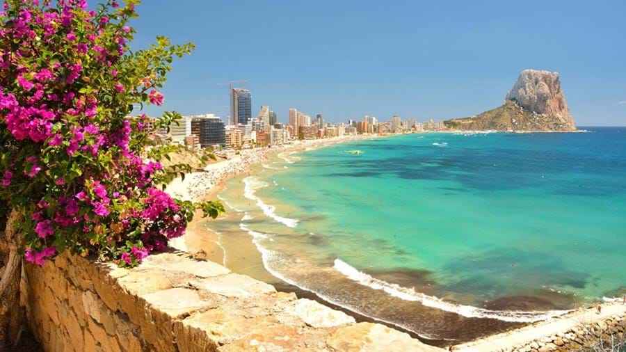 Spaanse kust bij Calpe met zee en rotsen