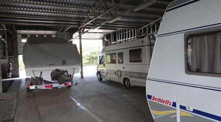 Camper in de stalling