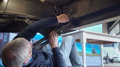 Liggend werken onder de camper