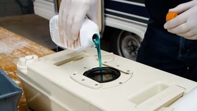 Tankcleaner vullen in toieletcassette
