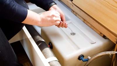 Stroomdraad door watertank naar buiten halen