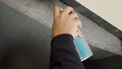 Plafond met vilt verlijmen met behulp van lijmspray