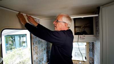 Wegwerken van de kabels in interieur met kabelgootje