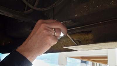 Laagje polyester achterop bumper aanbrengen rond de schade