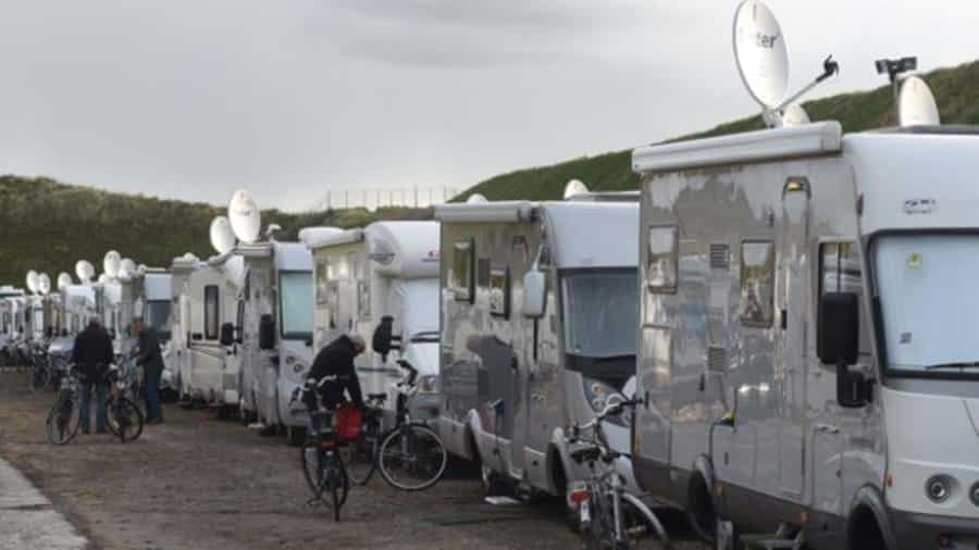 Campers met satellietantennes