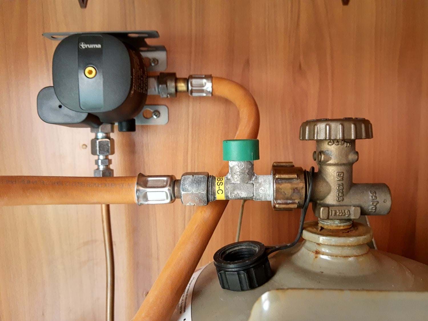 Gasinstallatie camper met hoofdkraan, slangbreuk-bescherming en crash-detector