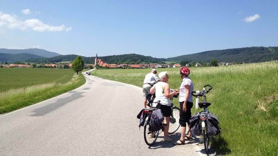 tsjechie-oostenrijk-en-hongarije-fiets-groen