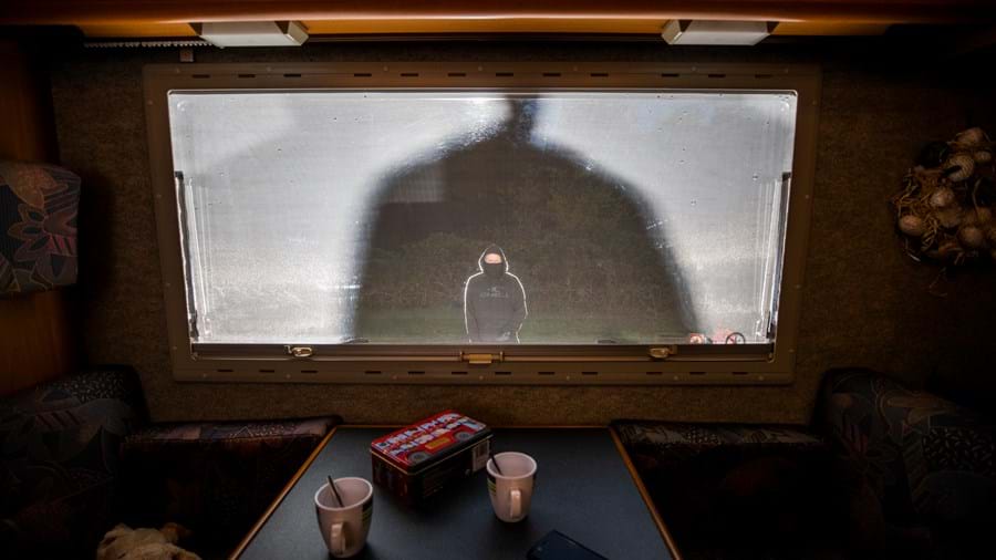 Inbreker staat in donker achter de camper