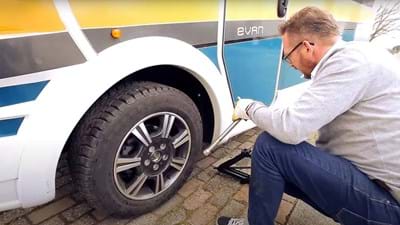 Krik op juiste plek onder de camper plaatsen