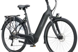 een fiets tegen een witte achtergrond