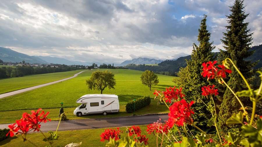 camper-mooi-groen-landschap-bergen-achtergrond