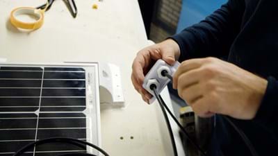 Bevestigingen van de dakdoorvoer van de solarkabels met reeds ingestoken kabels