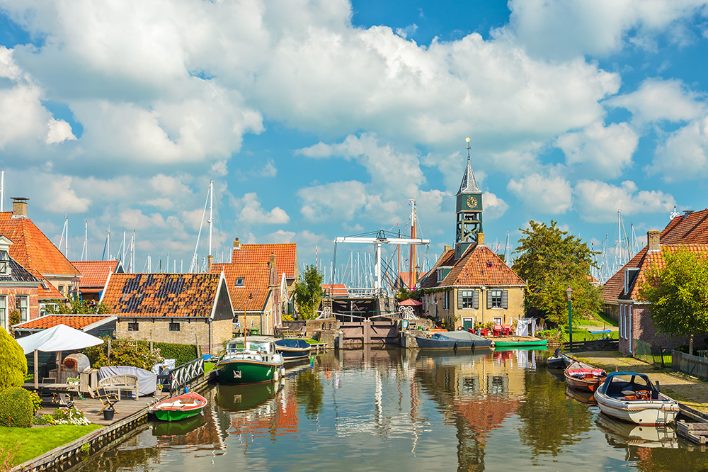friese-elfsteden-istock-nederland-hindelopen-haven-huizen