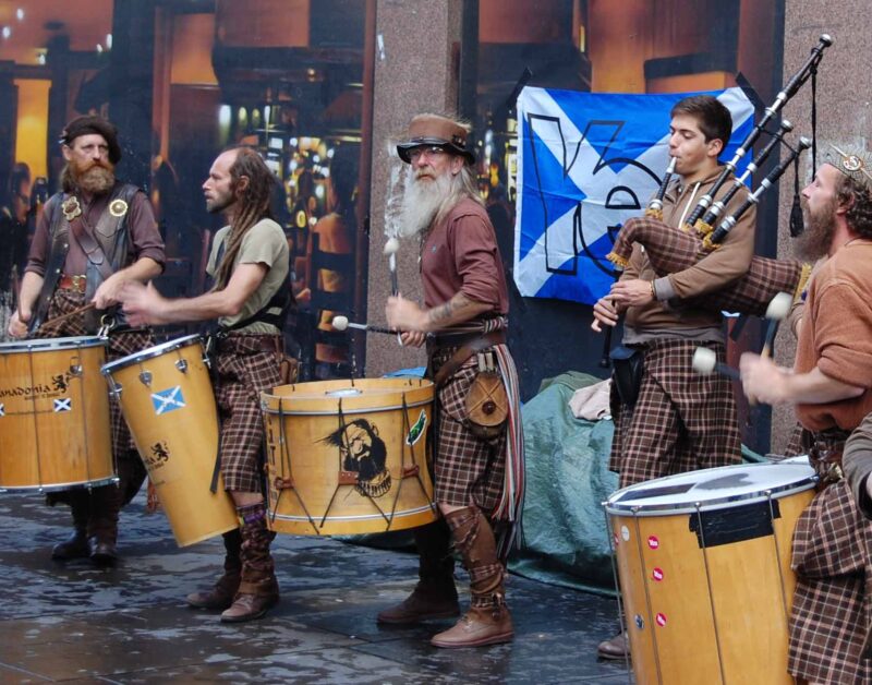 schotland-glasgow-streetband-doedelzak-kilt-trommel