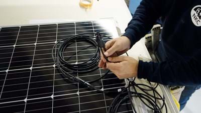 Markeren van de solarkabels + en - uit elkaar houden.