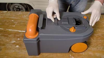Deksel toiletcassette verwijderen