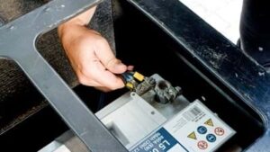 Accupoolklemmen losmaken