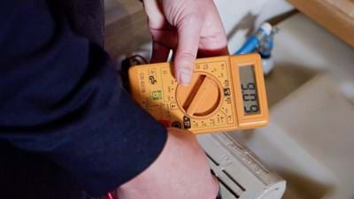 Digitale multimeter om de spanning van de waterpomp te controleren