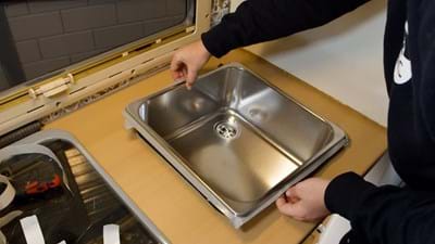 inzetten wasbak in de camper