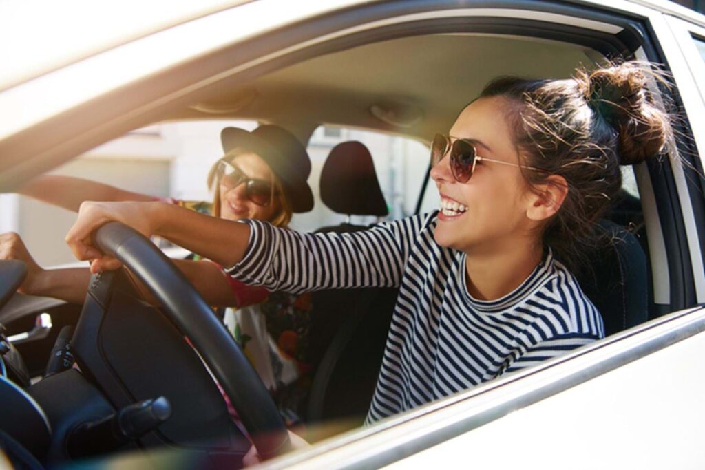 verzekering-personenauto-nieuw-rijden-dame-stuur