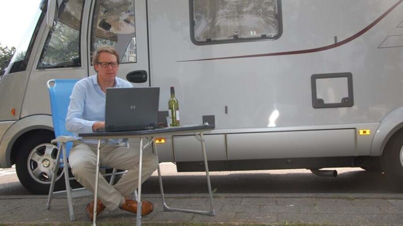 verzekeringen-polismap-stan-camper-wijn-laptop