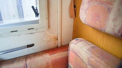 Camper met net geworden binnenwanden door vochtlekkage