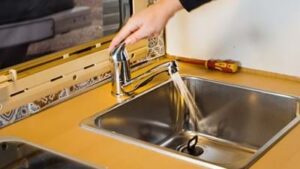 Water komt uit kraan in camper