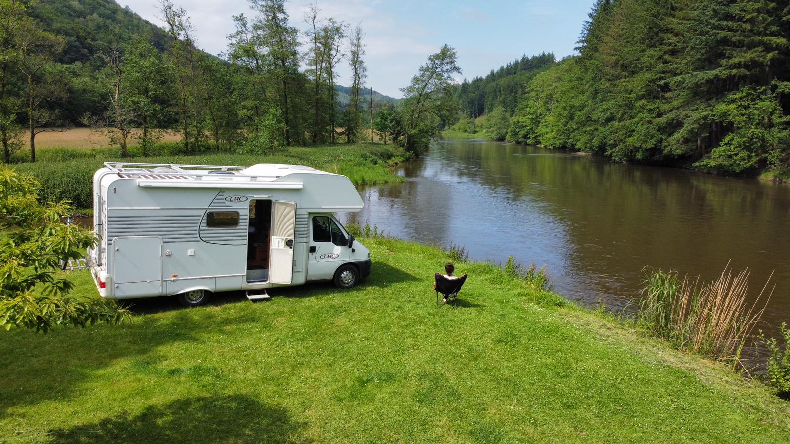 Belgie Wallonie - camper bij rivier