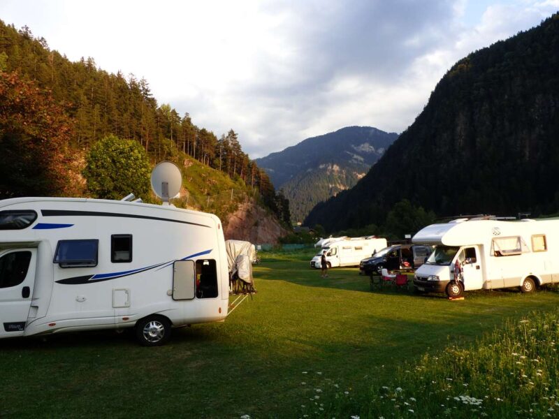 Campers op een camperplaats in de Dolomieten in Italie