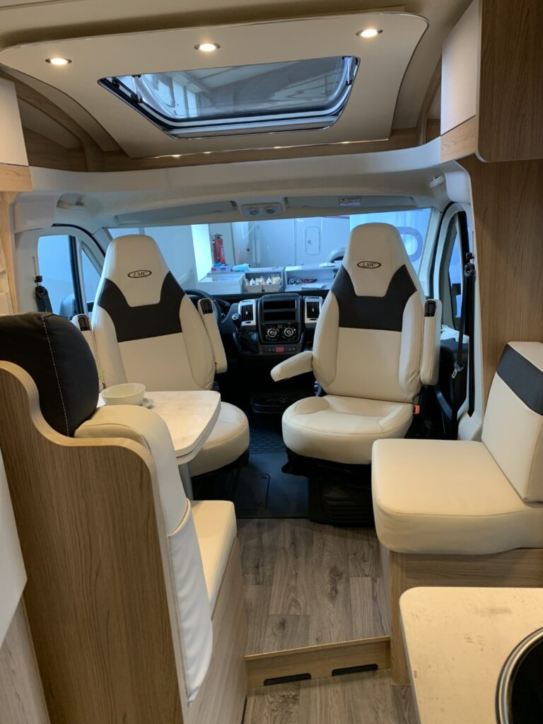 cruiser-v646-g-interieur-1