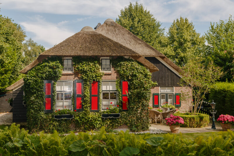 Giethoorn_Netherlands_Channels-and-houses-of-Giethoorn-10