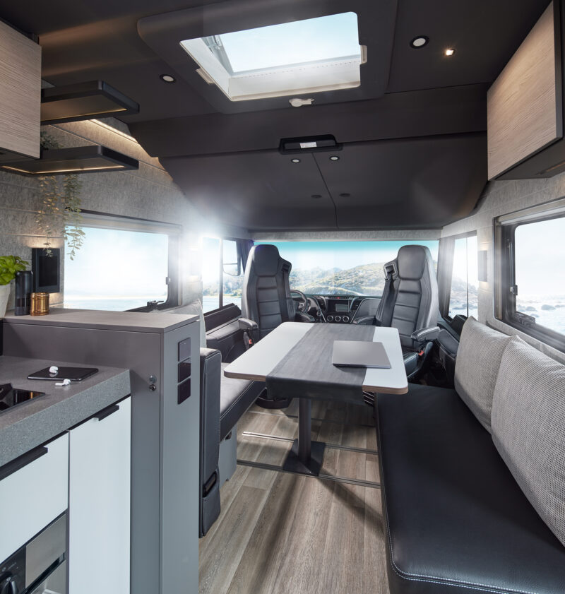 niesmann-bischoff-flair-880-view-from-the-living-area-towards-the-cockpit-with-optional-lifting-bed
