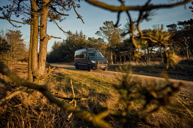 vw-crafter-camper-xl-in-schweden-im-wald-1