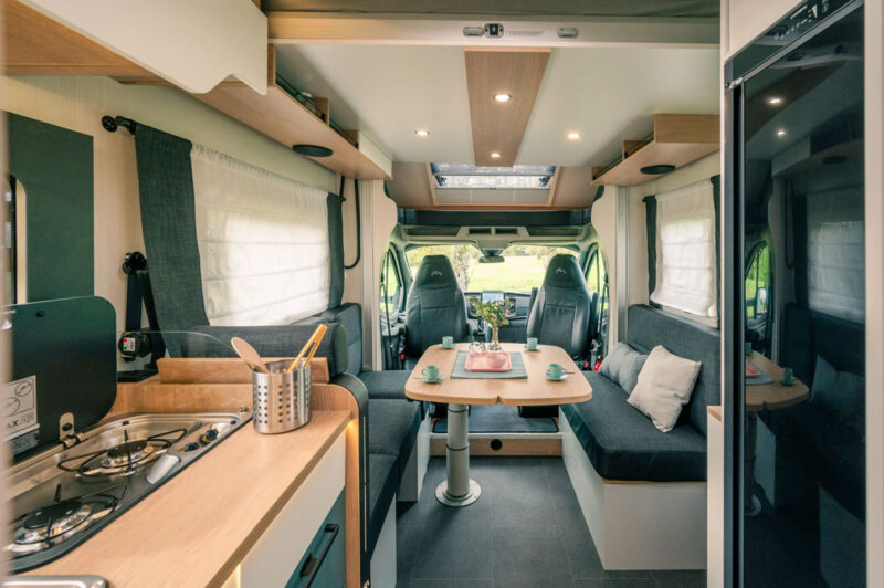 wohnmobil-kaufen-neu-mooveo-tei-ford-f65dh_ansicht-innen-sitzgruppe-im-wohnraum_05-web