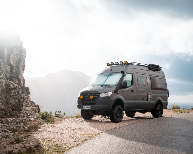 Robuuste camper op weg