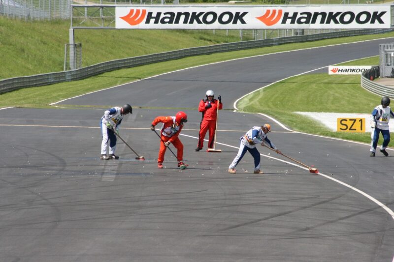 car-racing-1528134_1280