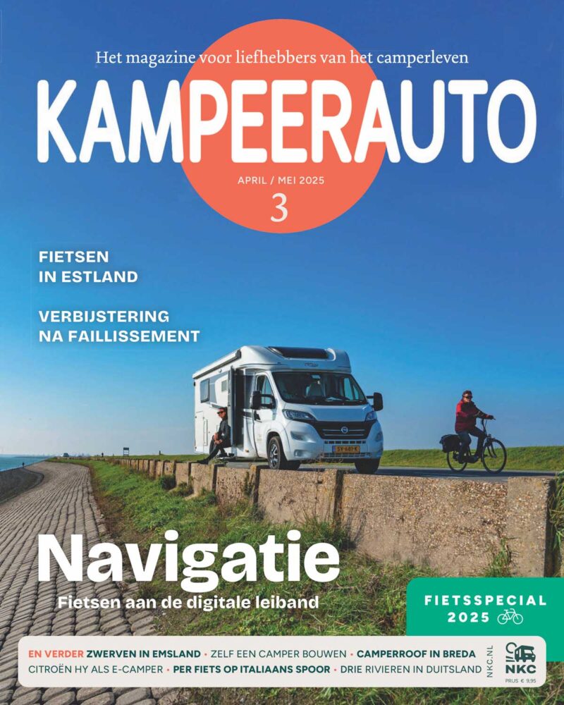 Camper op dijk met een fietser die er langs rijdt.