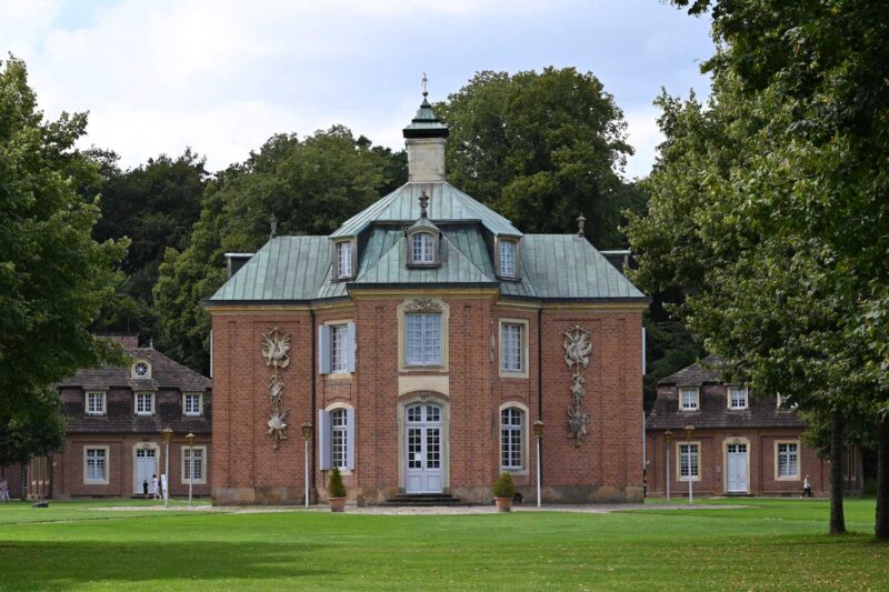 Kasteel Clemenswerth ligt in een park