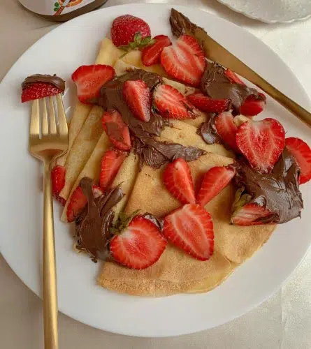 crepes met aardbeien en chocolade